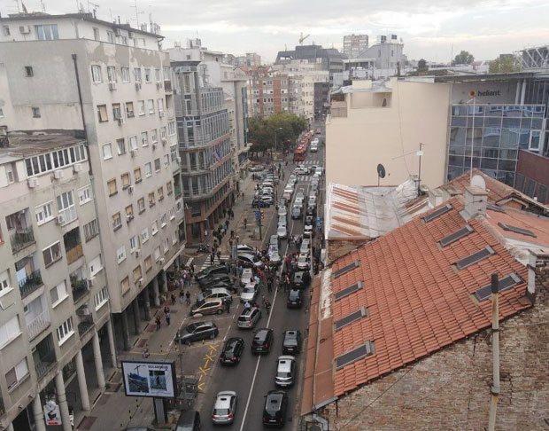 БУНТ БЛОКИРАО САОБРАЋАЈ: Таксисти незадовољни радом комуналаца